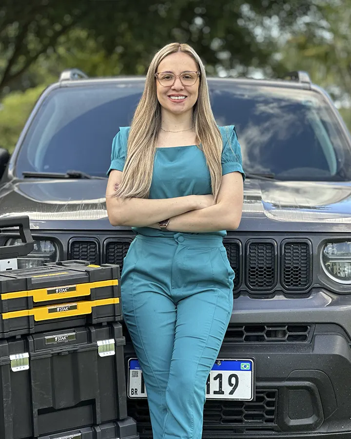Dra. Gabriely Moura com a mala de equipamentos veterinários